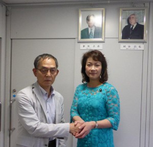 高階恵美子先生（右）と大橋情報部長（左）
