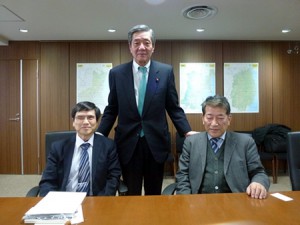 左から及川清隆副会長　真ん中は竹下亘復興大臣　右は藤井貢組織部長